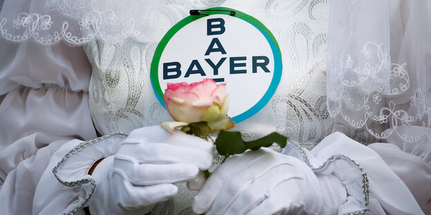 Protest: verkleidete Braut und Bayer-Logo Protest: verkleidete Braut und Bayer-Logo