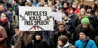 Eine Demo, auf einem Schild steht article 13 kills free speech, also Artikel 13 tötet die Redefreiheit
