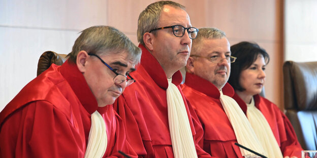 Verfassungsrichter bei der Urteilsverkündung Verfassungsrichter bei der Urteilsverkündung