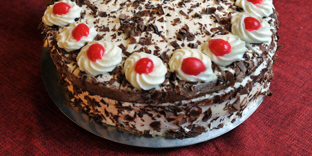 Eine appetitliche Schwarzwälder Kirschtorte Eine appetitliche Schwarzwälder Kirschtorte