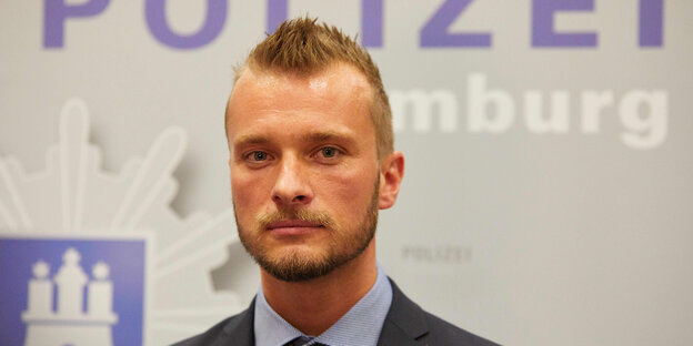 Steven Baack, Leiter der Soko "Cold Cases", steht nach einer Pressekonferenz im Hamburger Polizeipräsidium. Steven Baack, Leiter der Soko "Cold Cases", steht nach einer Pressekonferenz im Hamburger Polizeipräsidium.