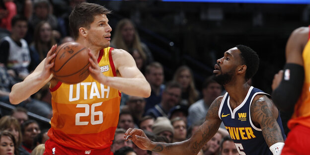 Kyle Korver spielt gegen Will Barton von den Denver Nuggets. Kyle Korver spielt gegen Will Barton von den Denver Nuggets.