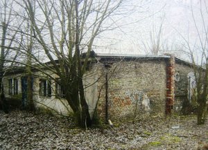 Außenansicht der unsanierten Lager-Baracke in Kaulsdorf Außenansicht der unsanierten Lager-Baracke in Kaulsdorf