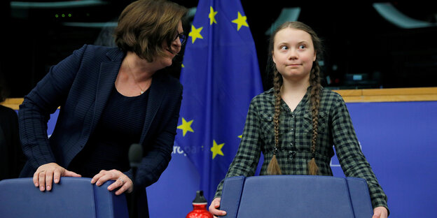 Greta Thunberg steht vor einem Stuhl im EU-Parlament Greta Thunberg steht vor einem Stuhl im EU-Parlament