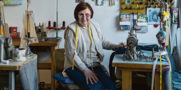 Dde Schneiderin Marica Grosinic in ihrem Schöneberger Geschäft an der Nähmaschine sitzend Dde Schneiderin Marica Grosinic in ihrem Schöneberger Geschäft an der Nähmaschine sitzend