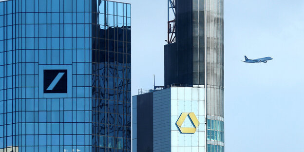 Frankfurter Märchenbrunnen, im Hintergund die Zentrale der Deutschen Bank Frankfurter Märchenbrunnen, im Hintergund die Zentrale der Deutschen Bank