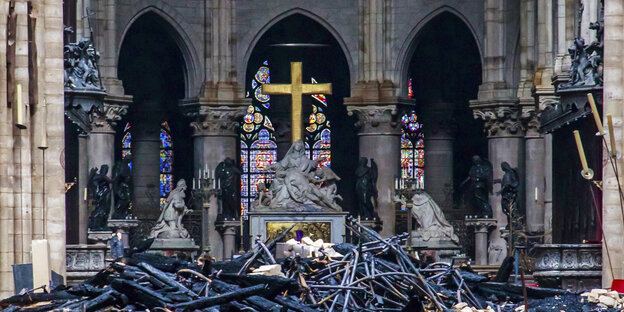 Ausgebrannte Innenfläche der Kathedrale Notre-Dame Ausgebrannte Innenfläche der Kathedrale Notre-Dame