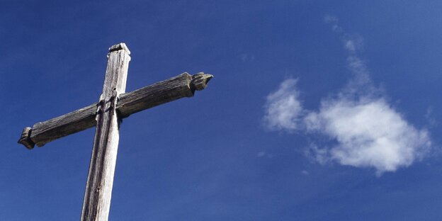 Holzkreuz und blauer Himmel Holzkreuz und blauer Himmel