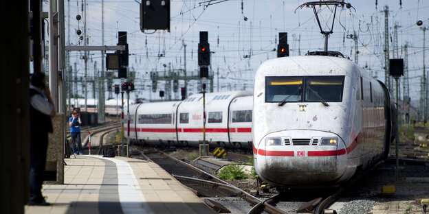 Ein ICE fährt in einen Bahnhof ein Ein ICE fährt in einen Bahnhof ein