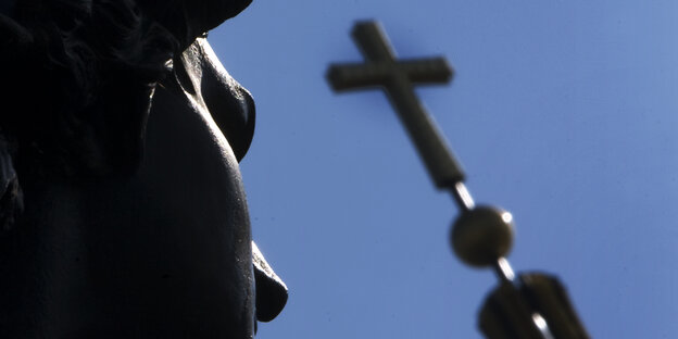 Vor blauem Himmel zeichnen sich die Statue "Kämpfende Amazone" vor dem Kuppelkreuz des Berliner Doms ab. Vor blauem Himmel zeichnen sich die Statue "Kämpfende Amazone" vor dem Kuppelkreuz des Berliner Doms ab.