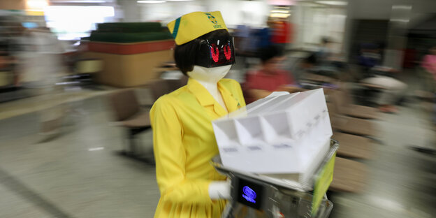 Roboter in gelber Uniform rast vorbei Roboter in gelber Uniform rast vorbei