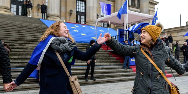Zwei Demonstrantinnen der Bewegung PULSE OF EUROPE in Berlin Zwei Demonstrantinnen der Bewegung PULSE OF EUROPE in Berlin