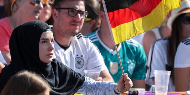 Muslima mit Deutschlandfahne Muslima mit Deutschlandfahne