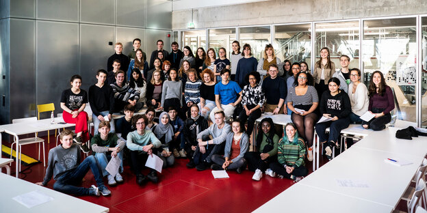 Das gesamte U24-Team im taz-Konferenzraum Das gesamte U24-Team im taz-Konferenzraum