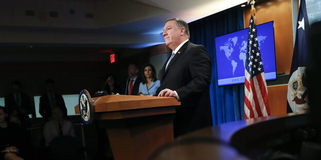 US-Außenminister Pompeo an einem Podium US-Außenminister Pompeo an einem Podium