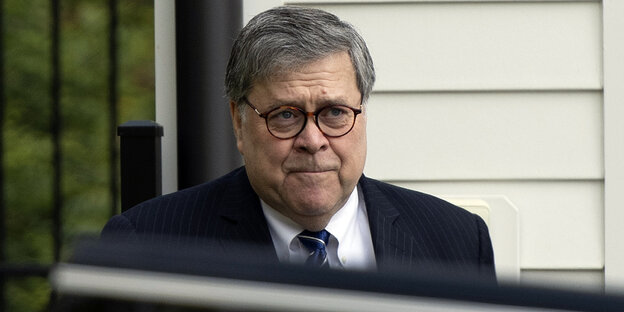 US-Justizminister William Barr mit besorgtem Gesichtsausdruck und zusammengepressten Lippen, auf dem Weg zu seinem Auto US-Justizminister William Barr mit besorgtem Gesichtsausdruck und zusammengepressten Lippen, auf dem Weg zu seinem Auto