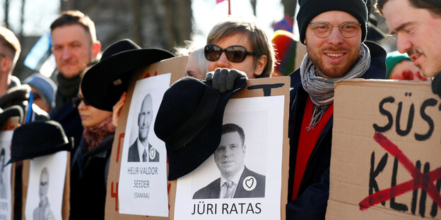 Est*innen mit Plakaten protestieren gegen rechtsextreme Partei Est*innen mit Plakaten protestieren gegen rechtsextreme Partei
