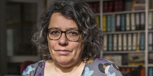 Porträt von Xanthe Hall vor einem Bücherregal. Porträt von Xanthe Hall vor einem Bücherregal.
