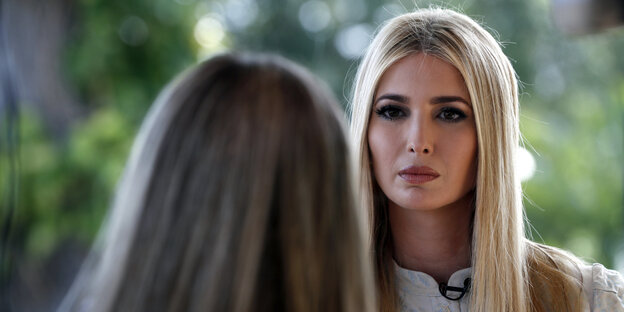 Ivanka Trump mit ernstem Gesichtsausdruck während eines Interviews Ivanka Trump mit ernstem Gesichtsausdruck während eines Interviews