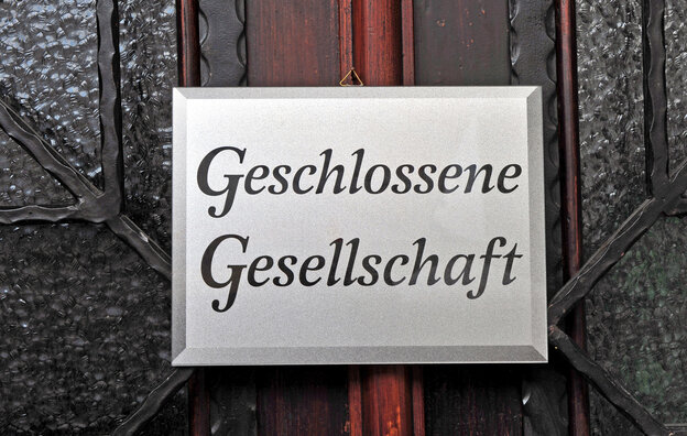 Schild mit Aufschrift "Geschlossene GEsellschaft"