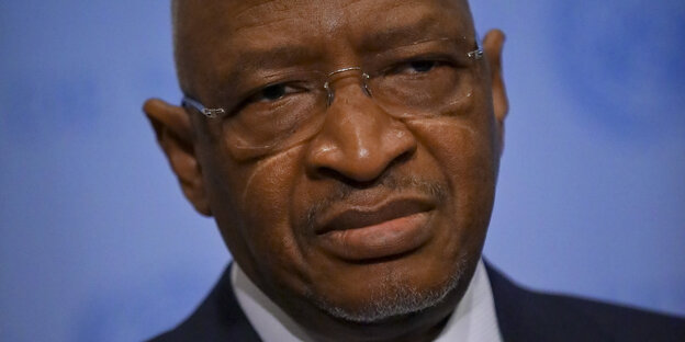 Malis Premierminister Soumeylou Boubèye Maïga sitzt an einem Redepult. Malis Premierminister Soumeylou Boubèye Maïga sitzt an einem Redepult.