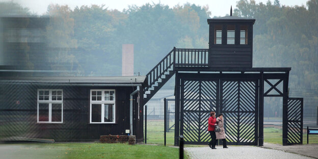 Besucher stehen vor dem ehemaligen Konzentrationslager Stutthof Besucher stehen vor dem ehemaligen Konzentrationslager Stutthof