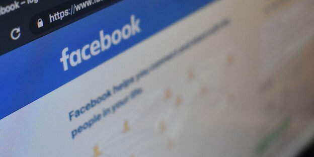 Ein Smartphone mit dem Facebook-Logo auf dem Bildschirm liegt auf einer Notebook-Tastatur Ein Smartphone mit dem Facebook-Logo auf dem Bildschirm liegt auf einer Notebook-Tastatur