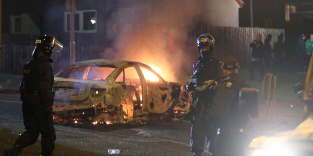 Ein Auto brennt lichterloh Ein Auto brennt lichterloh