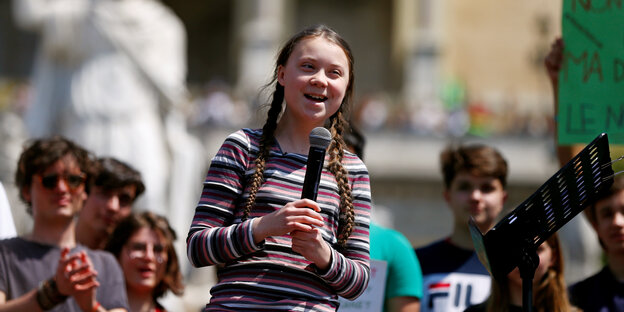 Greta Thunberg spricht in Rom in ein Mikro Greta Thunberg spricht in Rom in ein Mikro