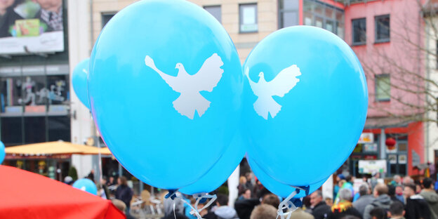 Zwei blaue Luftballons mit aufgedruckten weißen Tauben Zwei blaue Luftballons mit aufgedruckten weißen Tauben