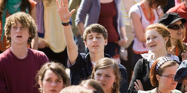 Jugendliche beim Christival stehen in der Menge Jugendliche beim Christival stehen in der Menge