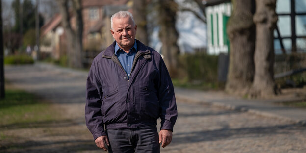 Horst Wilke auf der Dorfstraße Horst Wilke auf der Dorfstraße