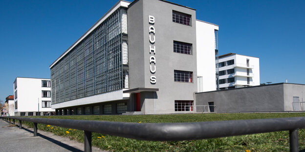 Ein grau weißes Gebäude mit Schriftzug Bauhaus Ein grau weißes Gebäude mit Schriftzug Bauhaus