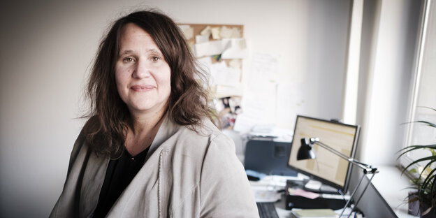 Porträt von Simone Penka, Mitgründerin von TransVer. Das Projekt unterstützt Geflüchtete, Menschen mit Migrationsgeschichte und Fachkräfte auf der Suche nach Hilfe bei psychischen Problemen Porträt von Simone Penka, Mitgründerin von TransVer. Das Projekt unterstützt Geflüchtete, Menschen mit Migrationsgeschichte und Fachkräfte auf der Suche nach Hilfe bei psychischen Problemen