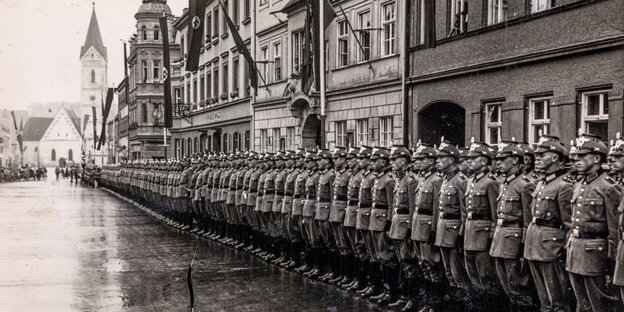 Polizeischüler am Adolf-Hitler-Platz in Fürstenfeldbruck Polizeischüler am Adolf-Hitler-Platz in Fürstenfeldbruck