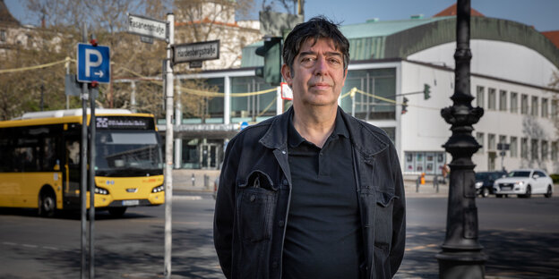 Ein Mann, Nihat Kentel, steht an einer Berliner Straßenecke und blickt in die Kamera Ein Mann, Nihat Kentel, steht an einer Berliner Straßenecke und blickt in die Kamera