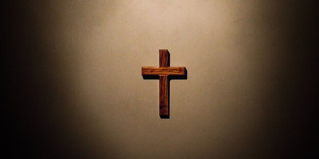 Ein Holzkreuz an einer Wand Ein Holzkreuz an einer Wand