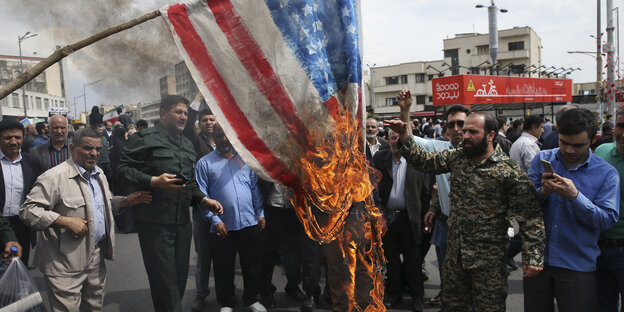 Menschen in Teheran verbrennen eine US-Flagge Menschen in Teheran verbrennen eine US-Flagge