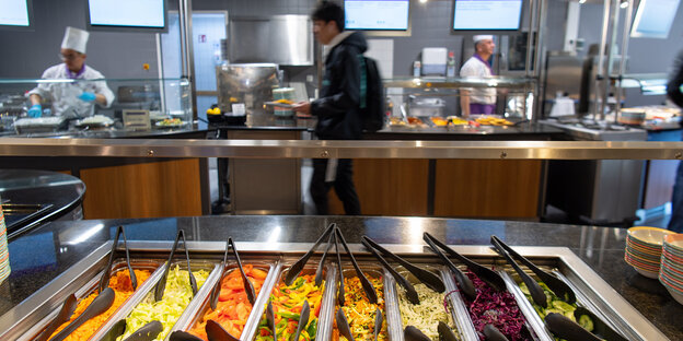 Die Salatbar der neuen veganen Mensa an der Technischen Universität Die Salatbar der neuen veganen Mensa an der Technischen Universität