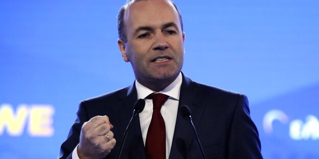 EVP-Spitzenkandidat manfred Weber spricht in Athen mit geballter Faust EVP-Spitzenkandidat manfred Weber spricht in Athen mit geballter Faust