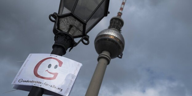 Eine Hand zieht 20er und 10-er Scheine aus einem Portmonnaie Eine Hand zieht 20er und 10-er Scheine aus einem Portmonnaie
