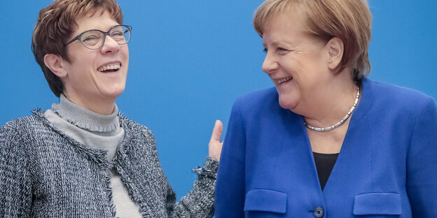 Annegret Kramp-Karrenbauer, Bundesvorsitzende der CDU, lacht neben Bundeskanzlerin Angela Merkel (CDU) vor Beginn der Sitzung des CDU-Bundesvorstands Annegret Kramp-Karrenbauer, Bundesvorsitzende der CDU, lacht neben Bundeskanzlerin Angela Merkel (CDU) vor Beginn der Sitzung des CDU-Bundesvorstands