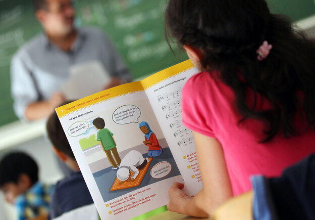 in Mädchen liest an der Robert-Koch-Schule während des islamischen Religionsunterrichts in einem Schulbuch. in Mädchen liest an der Robert-Koch-Schule während des islamischen Religionsunterrichts in einem Schulbuch.
