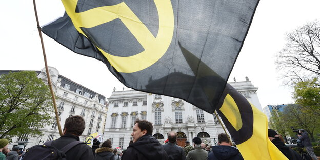 Identitäre protestieren mit Fahne in Wien Identitäre protestieren mit Fahne in Wien