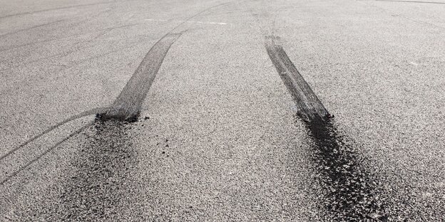Zwei Bremsstreifen von Autoreifen auf Asphalt Zwei Bremsstreifen von Autoreifen auf Asphalt