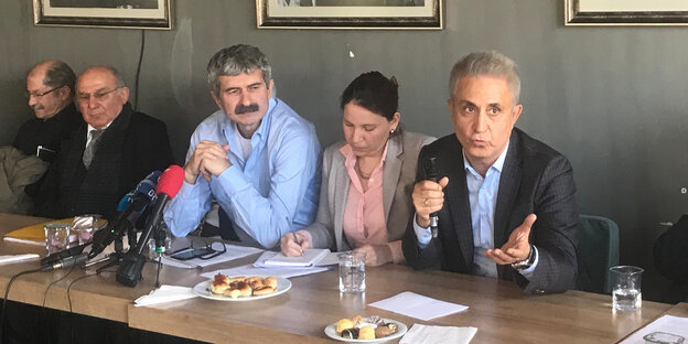 Mehrere Menschen auf einem Podium, Karikaturist Musa Kart (r-l), seine Übersetzerin Baris Altintas, Mustafa Kemal Güngör, verurteilter Anwalt, der auch für die Cumhuriyet gearbeitet hat, Anwalt Bahri Bayram Belen und Güray Öz, ehemals Cumhuriyet Mehrere Menschen auf einem Podium, Karikaturist Musa Kart (r-l), seine Übersetzerin Baris Altintas, Mustafa Kemal Güngör, verurteilter Anwalt, der auch für die Cumhuriyet gearbeitet hat, Anwalt Bahri Bayram Belen und Güray Öz, ehemals Cumhuriyet