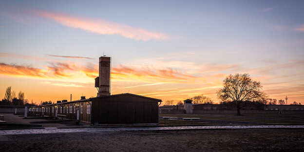 Eine Baracke im Sonnenuntergang Eine Baracke im Sonnenuntergang