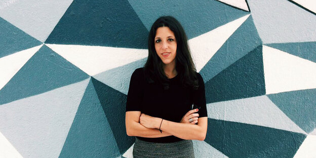 Autorin Ariana Harwisz vor einer blauweißen Wand Autorin Ariana Harwisz vor einer blauweißen Wand