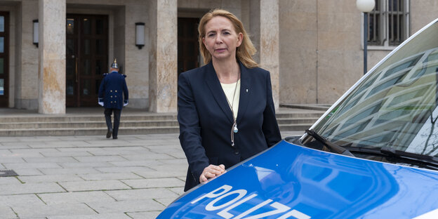 Barbara Slowik posiert für ein Porträt vor dem Polizeipräsidium Barbara Slowik posiert für ein Porträt vor dem Polizeipräsidium