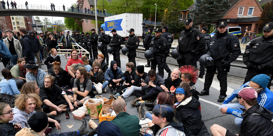 Klima-Demo in Kiel: Verkehrsader blockiert